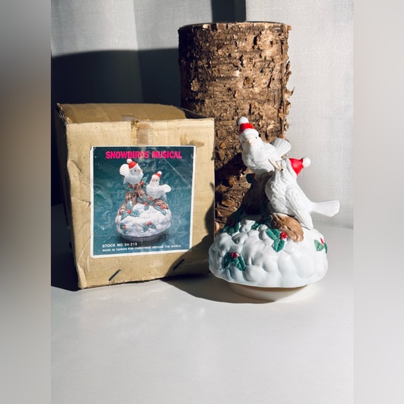 Vintage Snowbirds Musical -Christmas Around The World- Spinning Music Box - Picture 9 of 9